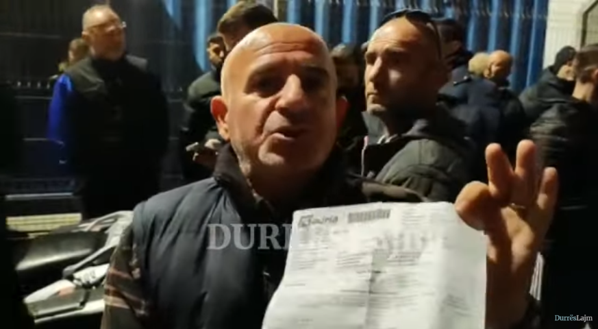 “Kjo situatë nuk është për fajin tonë!” Shoferë të nervozuar në portin e Durrësit: Kush do përgjigjet për pasagjerët tanë (VIDEO)