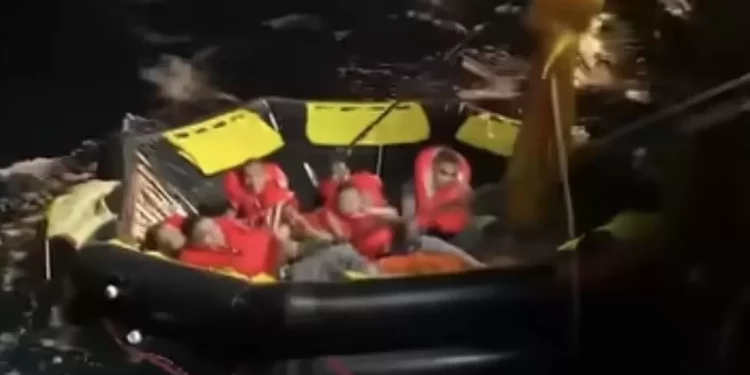 Fundoset anija ushtarake në Tajlandë, 31 marinarë të zhdukur