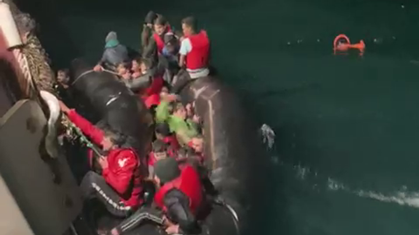 Fundosja e gomones me emigrantë në Kanalin Anglez, dalin pamjet e para nga operacioni i shpëtimit