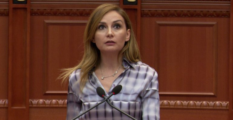 Tabaku-Ibrahimajt: Askush nuk e ka arrogancën tende, pretendon të miratosh akte korruptive për tendera e koncesione