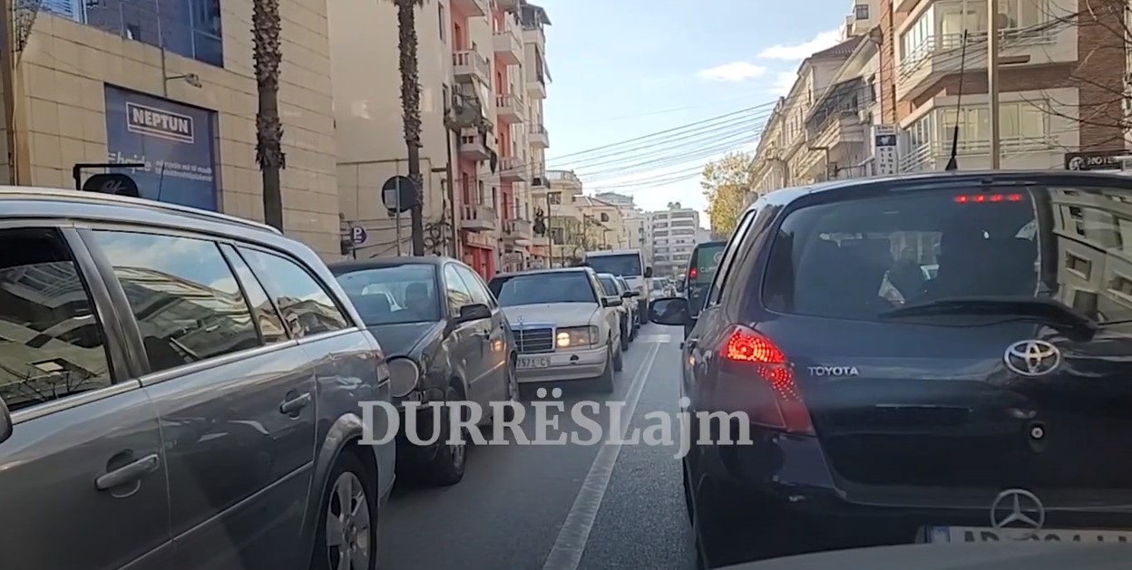 Ardhja e emigrantëve për Vitin e Ri, rëndohet trafiku në Durrës (VIDEO)