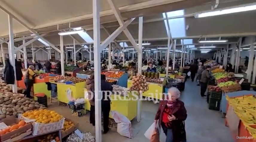 30-50% më pak të ardhura për tregtarët e fruta-perimeve në Durrës, më pak klientelë për shkak të emigrimit masiv (VIDEO)