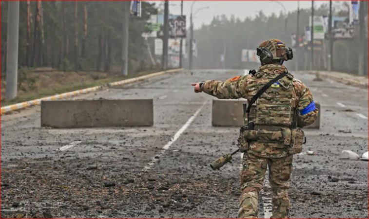 Bien sirenat e sulmit ajror në të gjitha rajonet e Ukrainës, shpërthime në Odesa