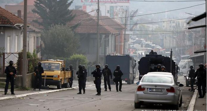 Persona të maskuar sulmojnë dy gazetarë në veri të Kosovës (EMRAT)