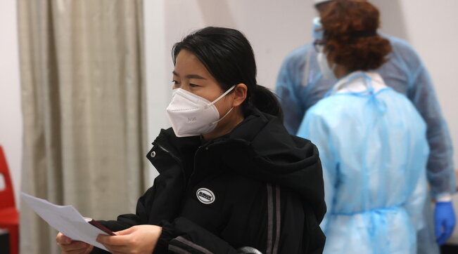 COVID-19 në Kinë/ Japonia vendos masa shtesë, tampon për qytetarët kinezë