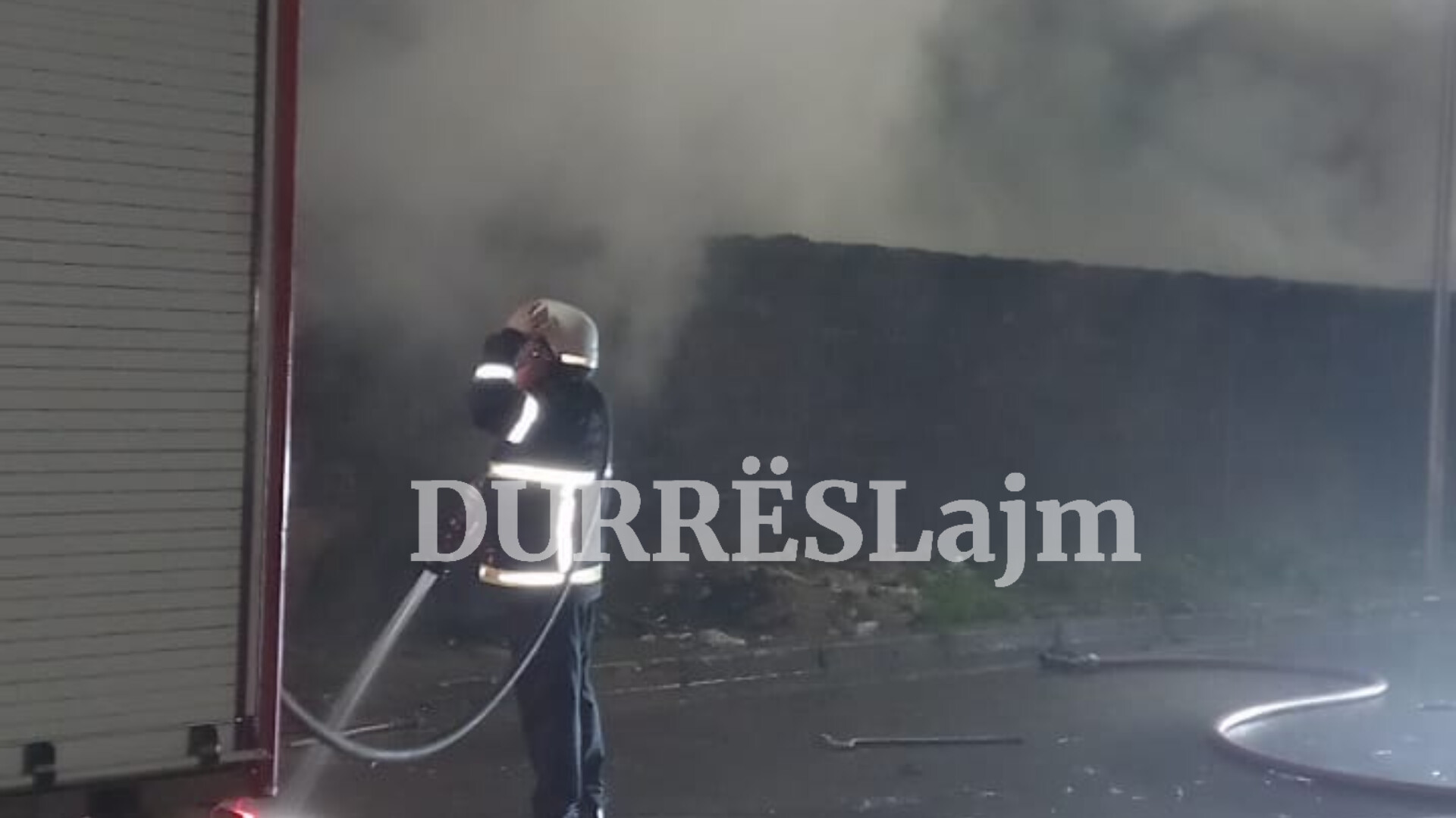 Zjarr i madh në tregun industrial të Durrësit, dëme të shumta materiale (VIDEO)