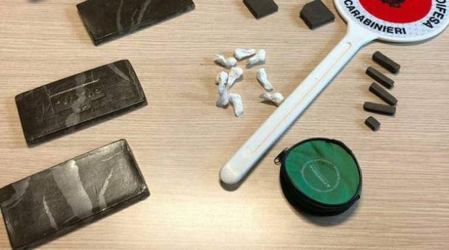 Tentuan t’i iknin policisë italiane, pranga dy kushërinjve shqiptarë, njërit iu gjet hashash dhe kokainë (EMRAT)