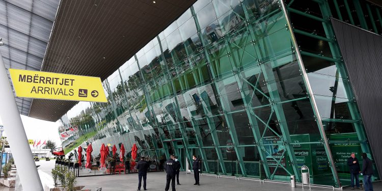 Tentoi të kalonte kufirin me dokumente të falsifikuara, arrestohet 45-vjeçari turk në Rinas