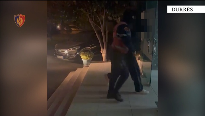 Grabitën dyqanin nën kërcënimin e armës, pranga dy autorëve në Durrës (VIDEO)