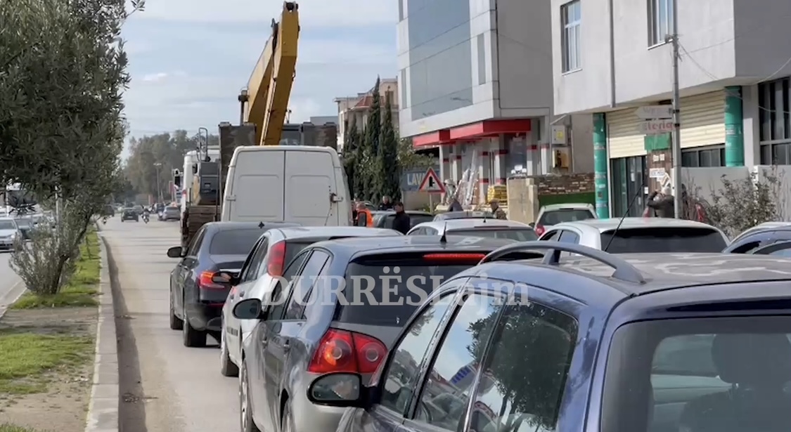 Çudira durrsake! Ekskavatori “mbin” në mes të rrugës dhe bllokon qarkullimin (VIDEO)