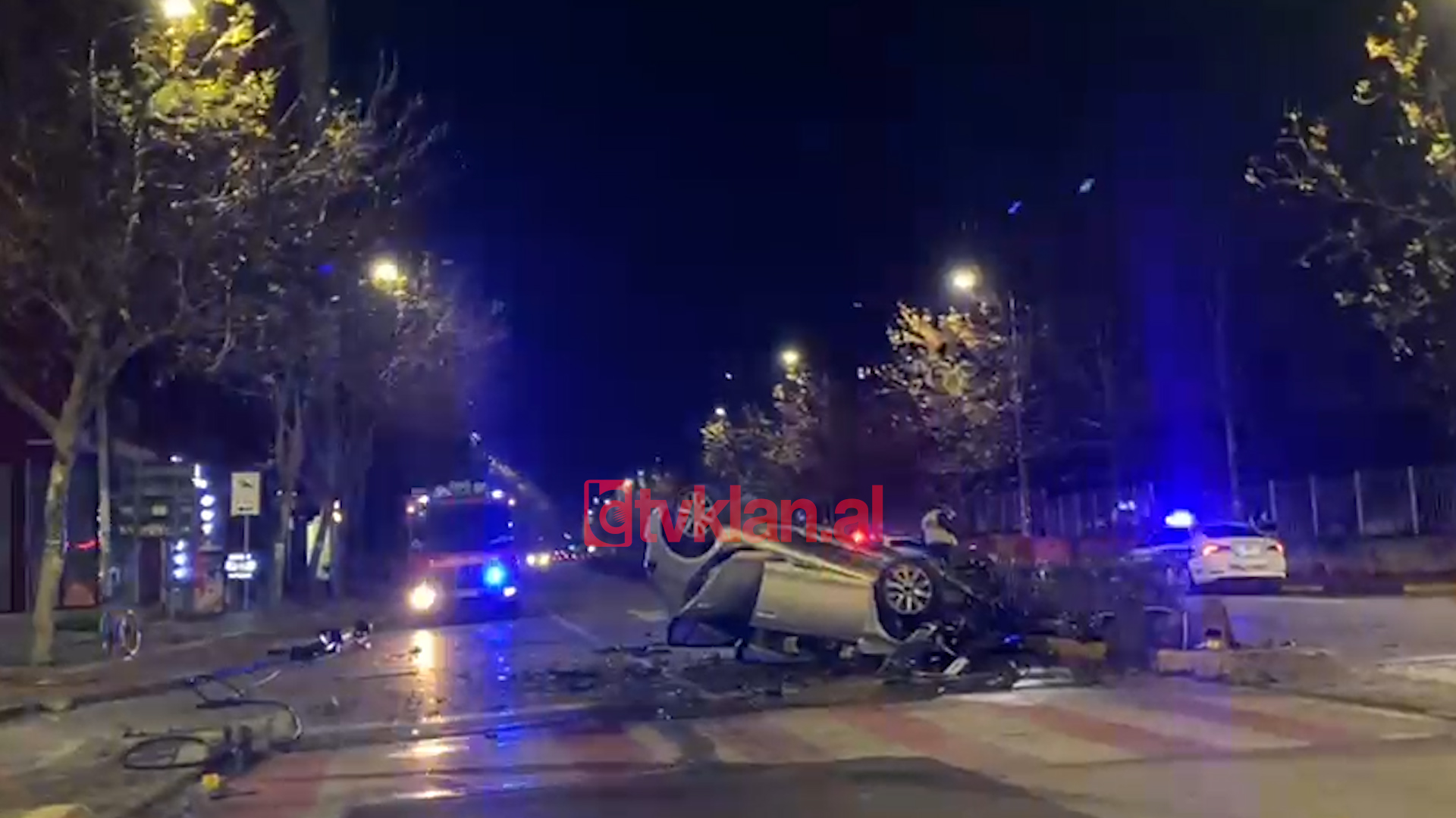 Tiranë, makina përplaset me furgonin dhe përfundon e përmbysur në rrugë