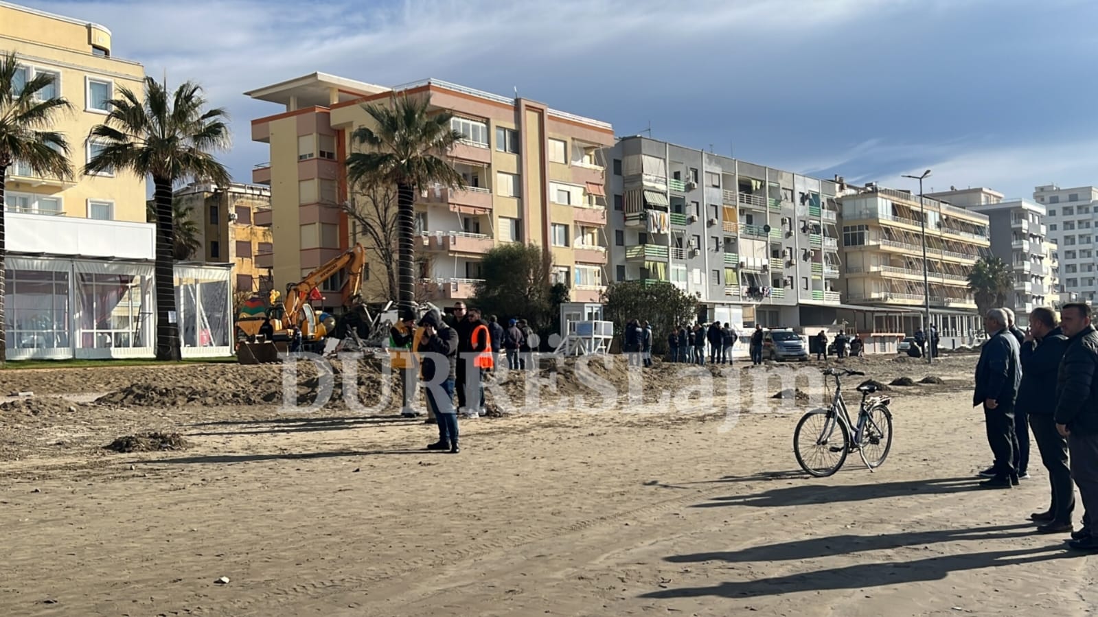 Lungomare e Durrësit/ IKMT nis aksionin në Plazh për prishjen e disa objekteve (FOTO)