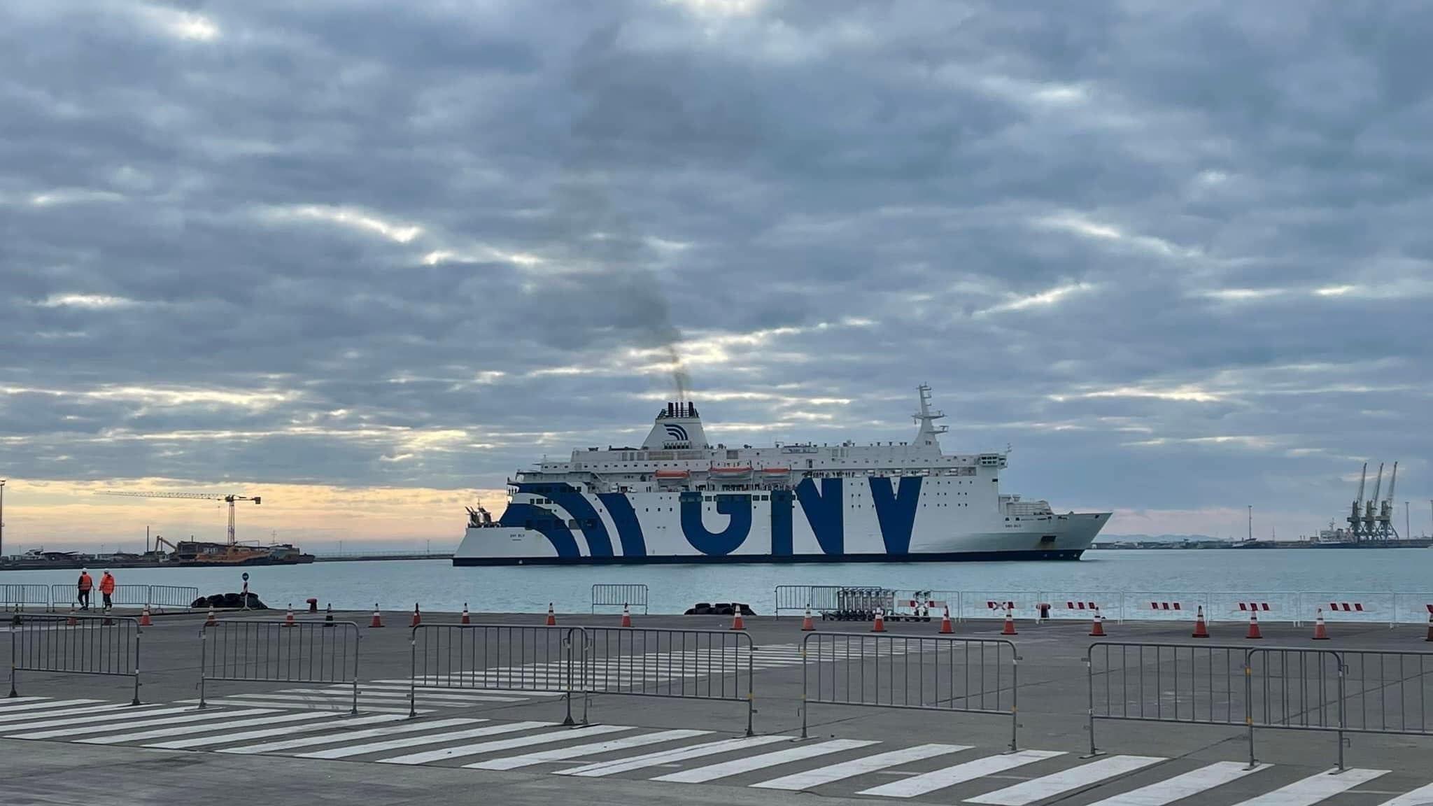 Moti i keq/ Pezullohet nisja e trageteve të linjës Durrës-Bari-Durrës