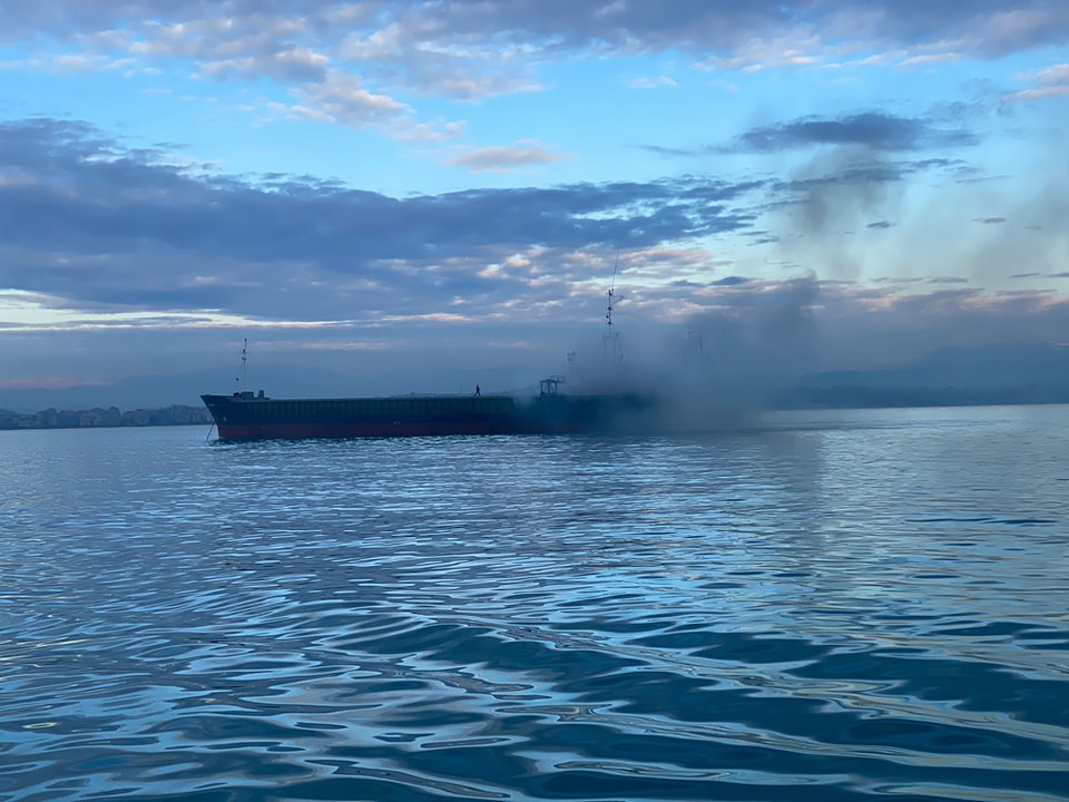 Anija u përfshi nga flakët në Portin e Durrësit, reagon Ministria e Mbrojtjes