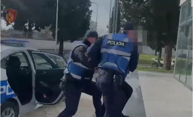 Dy armë zjarri, municion luftarak, dy radio policie/ Arrestohet 24-vjeçari me precedent penal