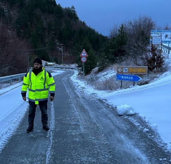 Dëbora në disa prej akseve turistike, ARRSH: Pajisuni me goma dimërore dhe zinxhirë