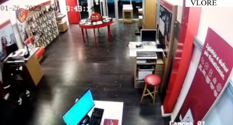 Bënin “kërdinë” nëpër banesa duke vjedhur, arrestohet 16-vjeçari, në kërkim bashkëpunëtori