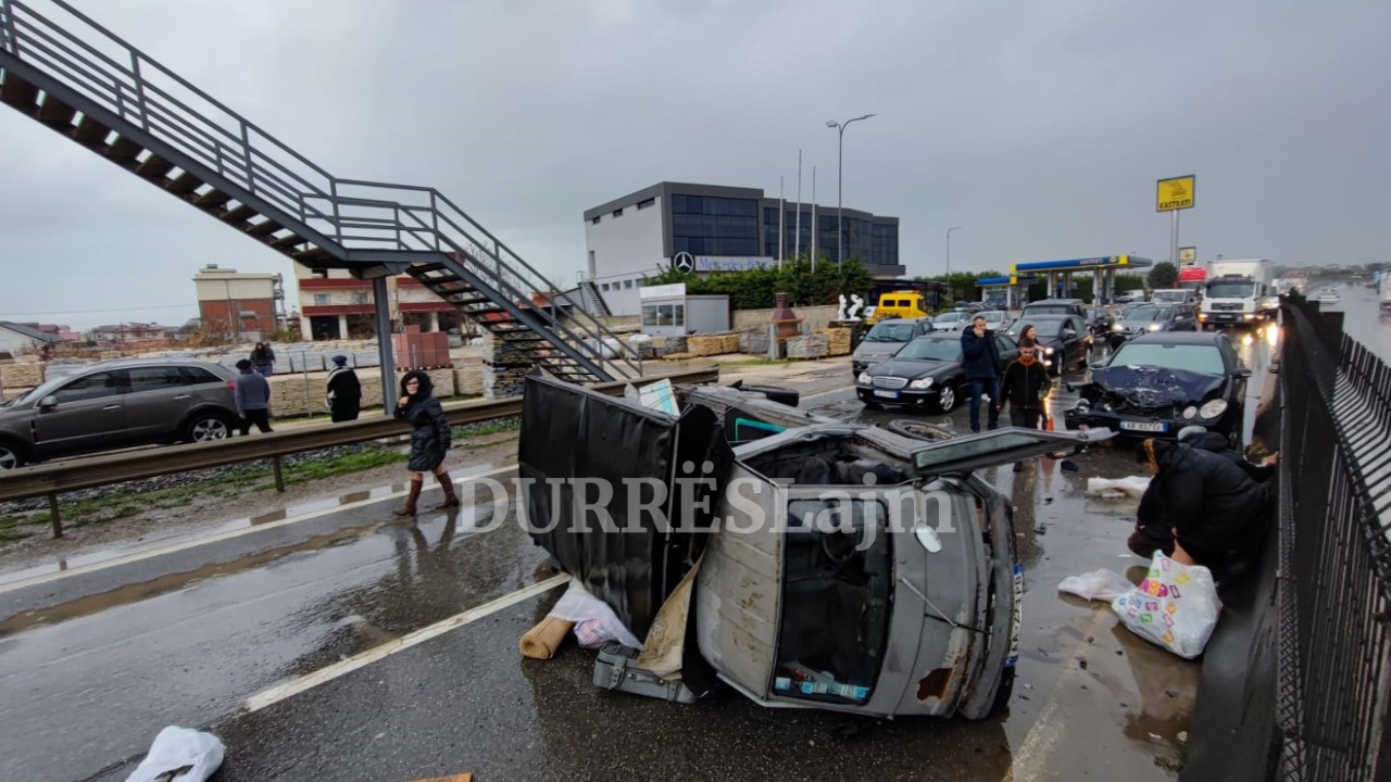 Aksident i rëndë në autostradë pranë Urës së Shkozetit, përmbyset ciklomotori, plagosen burrë e grua (VIDEO+FOTO)