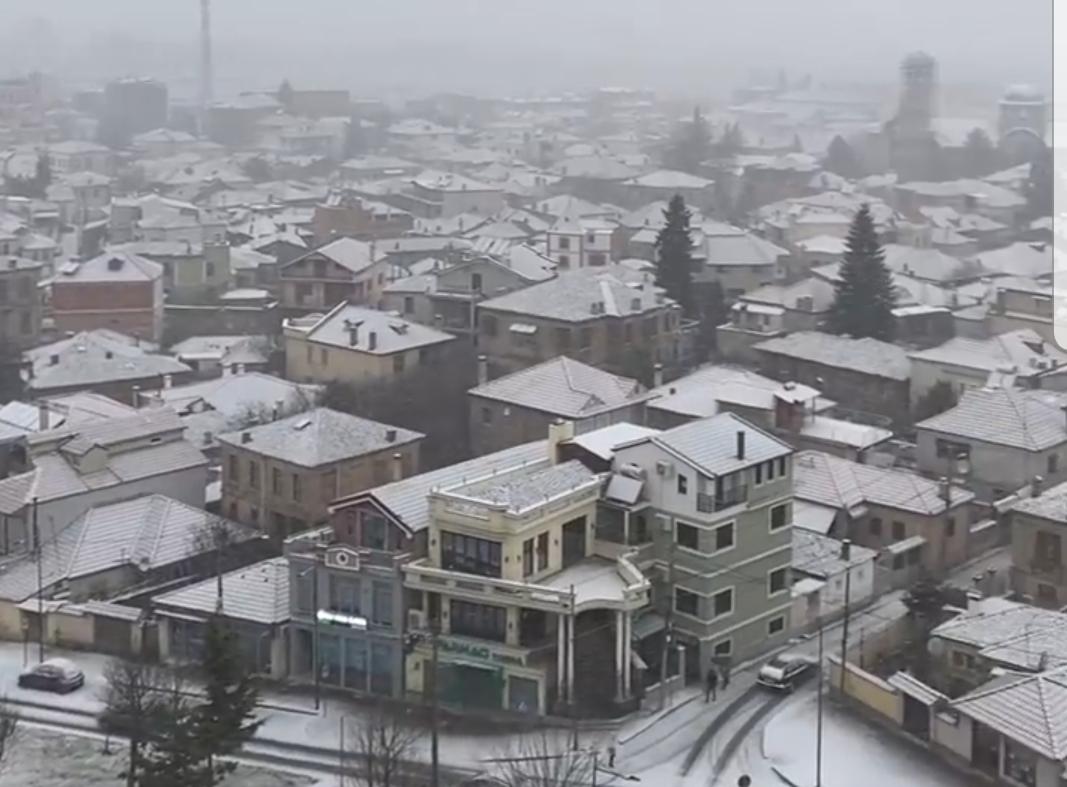 Korça mbulohet nga dëbora