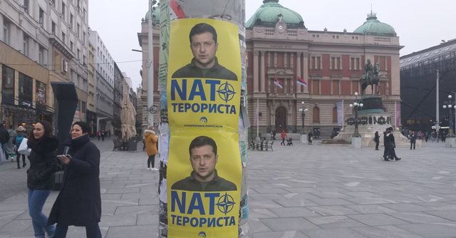 Në Beograd shfaqen posterë ku thuhet se Zelensky “është terrorist i NATO-s”