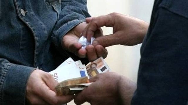 Shiste kokainë duke e fshehur në cigare elektronike, pranga të riut shqiptar