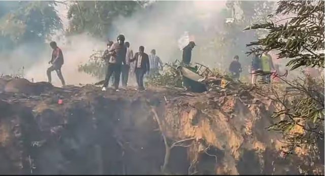 Rrëzohet avioni me 72 persona në bord, 16 të vdekur në Nepal