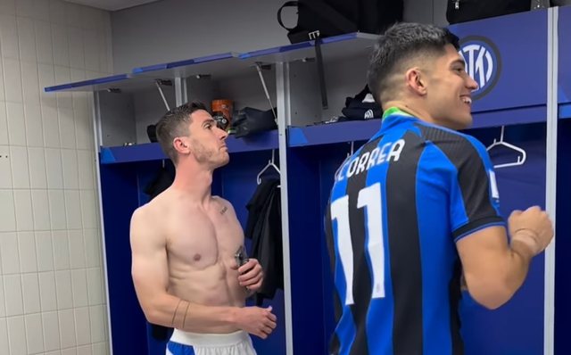 Lojtarët e Interit festojnë fitoren me muzikën e Dua Lipës në dhomat e zhveshjes