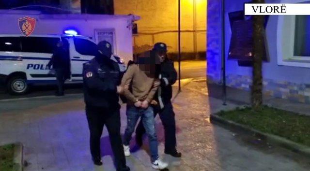 Dogjën 3 automjete në Vlorë, në pranga një 31-vjeçar, në kërkim bashkëpuntori