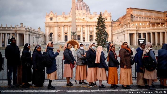 Mijëra besimtarë dhe turistë i japin lamtumirën Papa Benediktit XVI