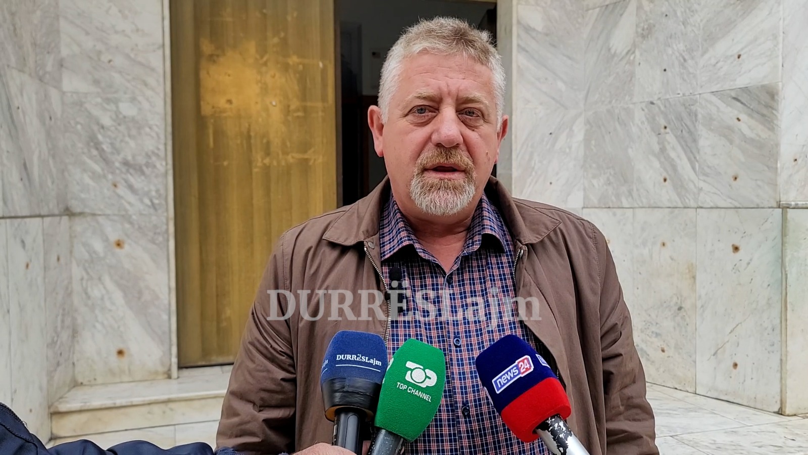 U akuzua për “shtëpi bari” dhe arsenal armësh, flet avokati mbrojtës: Është i sëmurë, për armët po priste… (VIDEO)