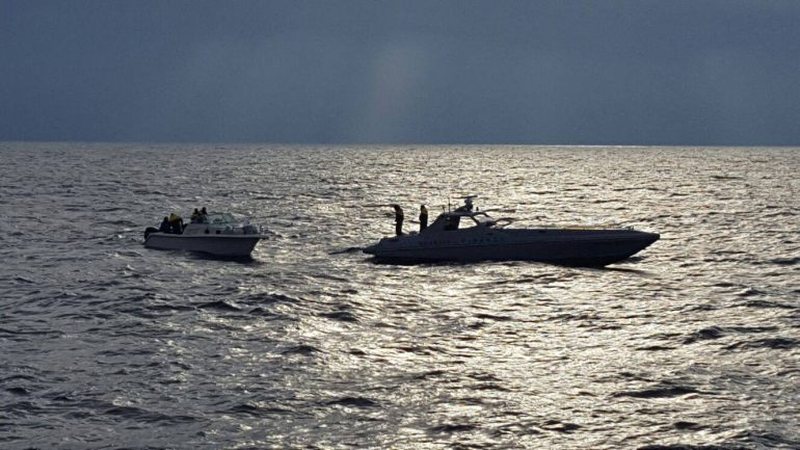 Pësoi defekt në motor, mbetet në mes të detit skafi në Vlorë, policia i vjen në ndihmë