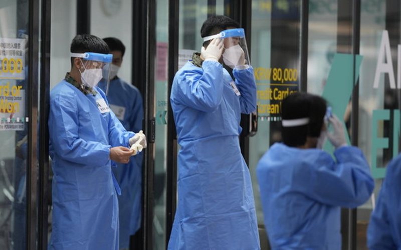 Bllokim hundësh dhe fyti, kollë dhe probleme me zorrët, ja simptomat e variantit të ri të Covid-19