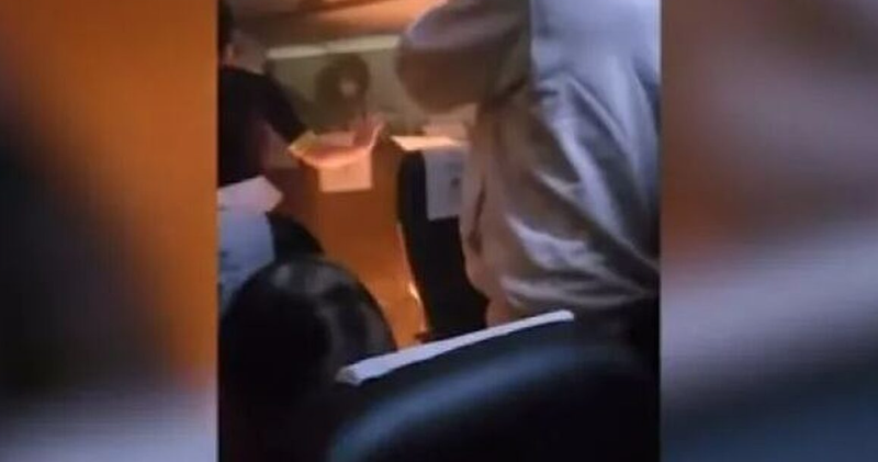 Panik në avion! Merr flakë karikuesi i telefonit, raportohet për të plagosur (VIDEO)