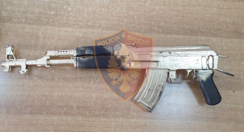 Mbante armë zjarri pa leje në ambientet e punës, e pëson keq 24-vjeçari