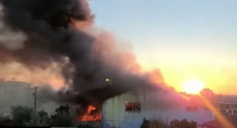 Flakët dhe tymi i zi pushtojnë qiellin në Lushnjë