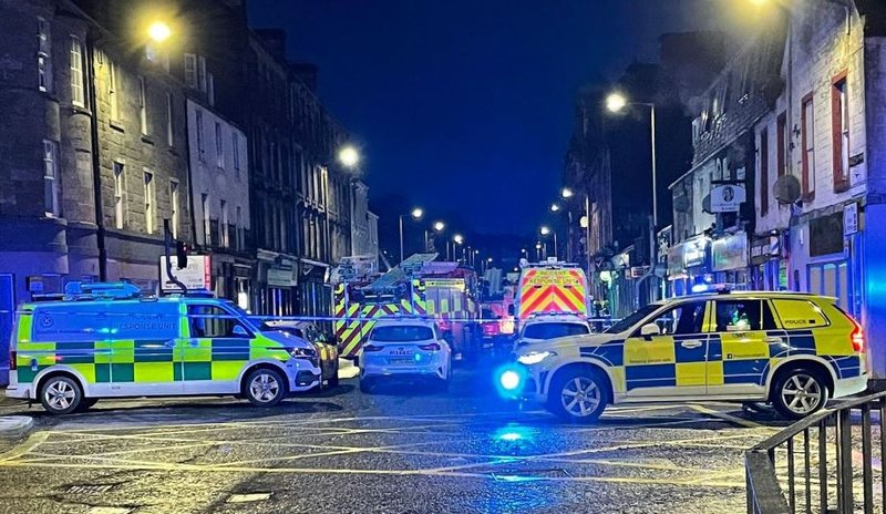 Bie zjarr në hotel, humbin jetën tre persona dhe plagosen disa të tjerë