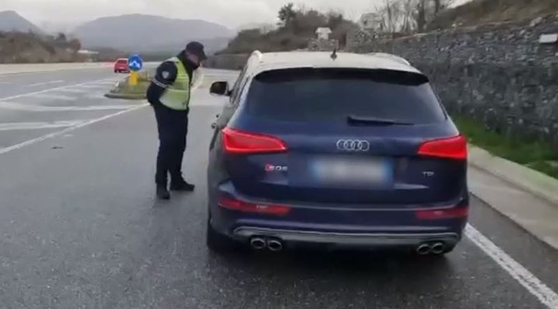 Me shpejtësi “marramendëse” dhe pa patentë, arrestohet 18-vjeçari