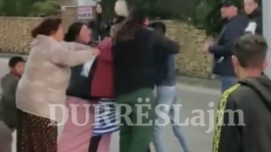 “Plas” sherri në mes të shëtitores “Taulantia” në Durrës (VIDEO)