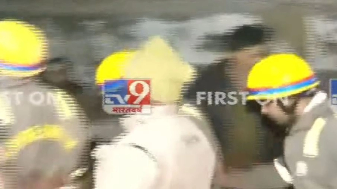 Shembet një ndërtesë, 25 njerëz të bllokuar nën rrënoja