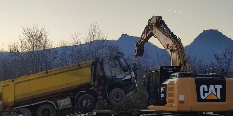 Policia: KFOR do të largojë kamionët e dëmtuar të vendosur në veri të Kosovës