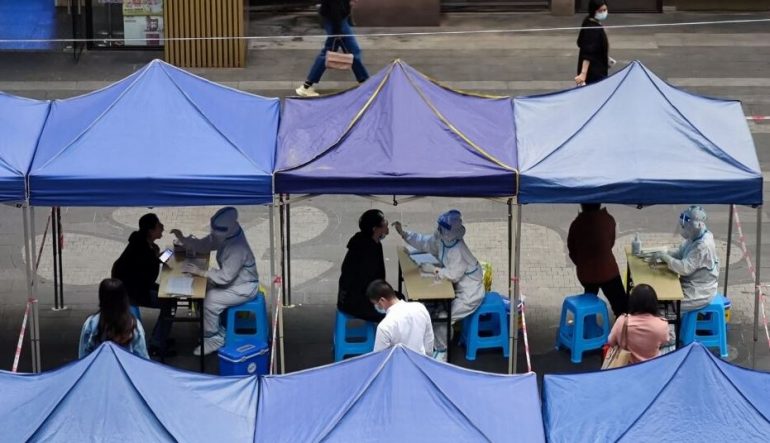 Kina raporton gati 60.000 vdekje nga Covid-19 brenda një muaji