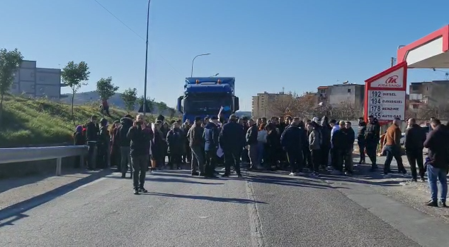 Aksidenti i rëndë me vdekjen e 20-vjeçarit, banorët ngrihen në protestë, mungojnë mbikalimet në Unazën e Elbasanit