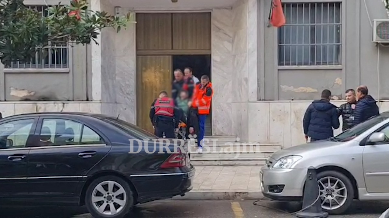 Grabitësi humb ndjenjat në sallën e gjyqit në Durrës! Policia e çon në spital me autoambulancë (VIDEO)