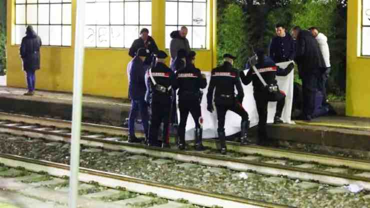 Po kalonte shinat, përplaset për vdekje nga treni 15-vjeçari shqiptar në Itali. Tragjedia në sy të miqve të tij