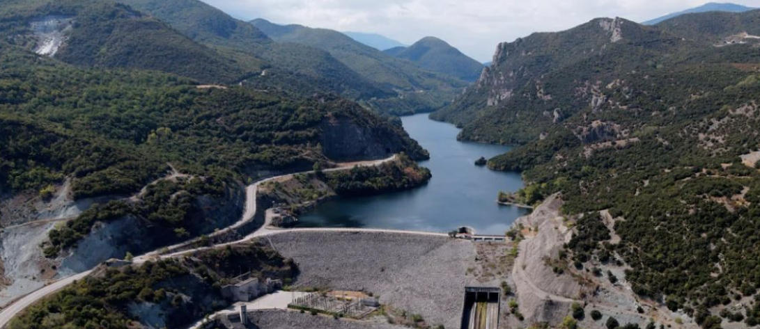 Hodhi foshnjën 11-muajshe në lumë më 31 dhjetor dhe u kthye e qetë në shtëpi, arrestohet nëna në Greqi