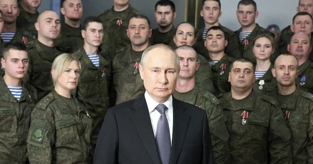 Ushtarë falsë në mesazhin e Vitit të Ri? Kush është rusja bjonde që u shfaq krah Putinit