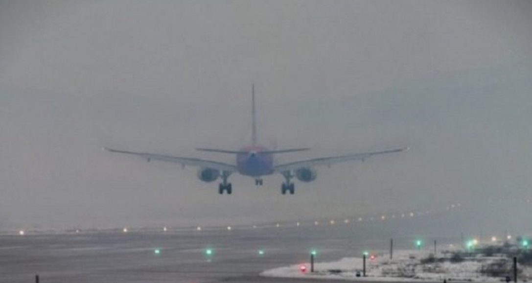 Mjegulla vështirëson trafikun ajror, anulohen disa fluturime në Aeroportin e Shkupit