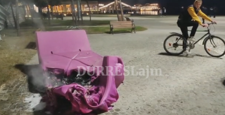 Pasi i vizatuan e mbushën me plehra, i vihet flaka një prej stolave dekorativë në shëtitoren “Taulantia” (VIDEO)