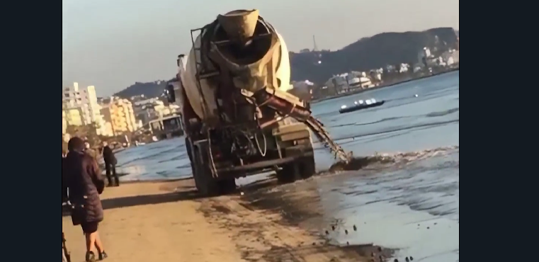 VIDEO/ Betonierja shkarkohet në breg të detit në Durrës