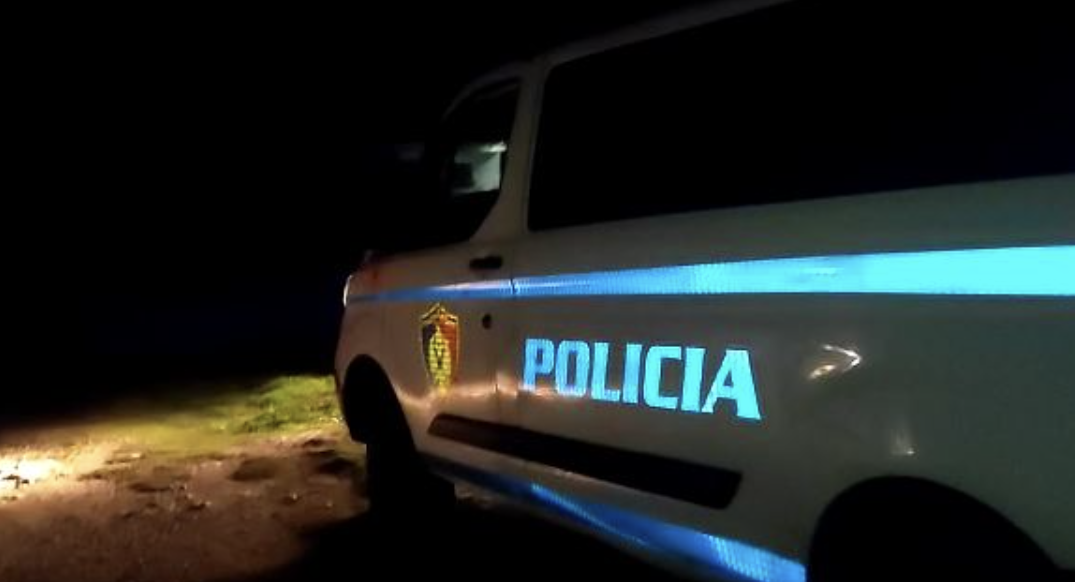 Kë do të vriste? 35-vjeçari i veshur si ushtar, me anti-plumb e armën plot fishekë kapet nga policia